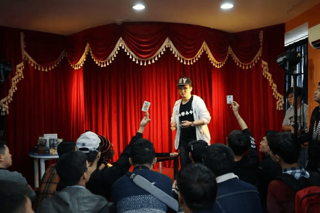 分享与交流「扑克牌翻飞的浪漫与秩序」ky开元棋牌扑克牌艺术展览 花切魔术(图11)
